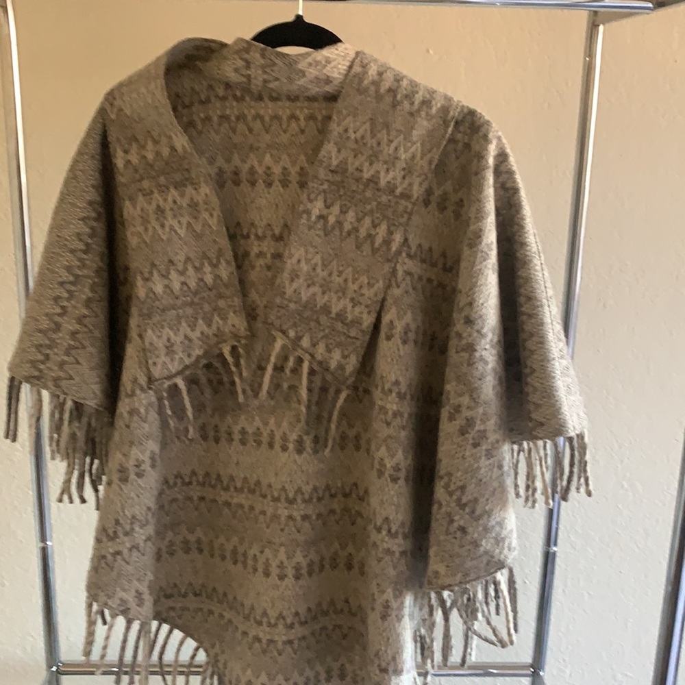 Versatile Woven Zig Zagged Pattern Wool Cape Wood… - image 7